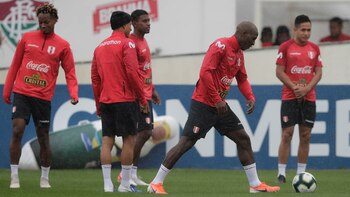 La selección peruana no pudo entrenar con comodidad antes de la final de la Copa América (Reuters)