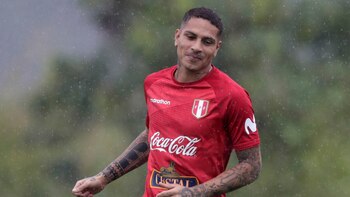 Paolo Guerrero, capitán de Perú, durante el entrenamiento bajo la lluvia en el predio de Fluminense (Reuters)