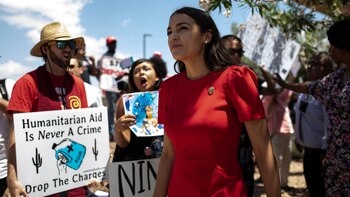 La representante Alexandria Ocasio-Cortez camina a través de un grupo de manifestantes frente a instalaciones de la Patrulla Fronteriza en Clint, Texas, el 1 de julio de 2019. Más de una docena de miembros demócratas del Congreso recorrieron los sitios donde se encuentran los migrantes. (Adria Malcolm/The New York Times)