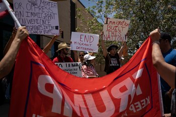 Manifestantes de bandos opuestos se cruzaron frente a las instalaciones de la Patrulla Fronteriza en Clint, Texas, 1 de julio de 2019 (Adria Malcolm/The New York Times)