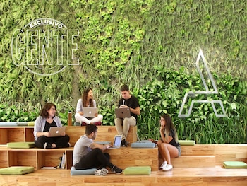 “Tenemos una misión muy clara: empoderar a las personas para ser protagonistas de la transformación del mundo, porque sabemos que las nuevas tecnologías están generando rápidas disrupciones en todas las industrias y eso genera grandes oportunidades”, dice Tomás.