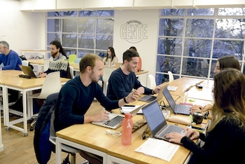 “En Acámica, las aulas están diseñadas como espacios de trabajo. Los pilares sobre los que construimos nuestra metodología de aprendizaje se basan en la horizontalidad”, dice Escobar.