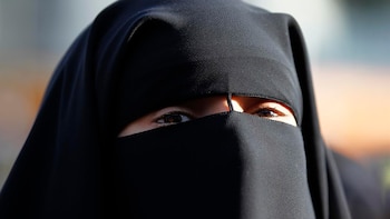 Una mujer usando un niqab