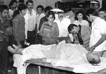 El criminal nazi Eduardo Roschmann rodeado por estudiantes de medicina en una morgue de Paraguay (diario ABC)