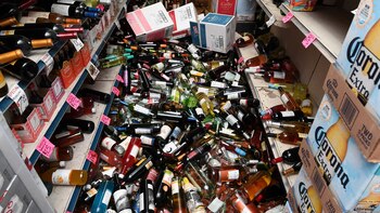 Así quedó el interior de un comercio (Photo by Robyn Beck / AFP)