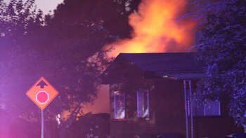 Los temblores provocaron incendios (Jessica Weston/Daily Independent via REUTERS. )