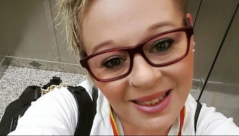 La enfermera trabajaba en el