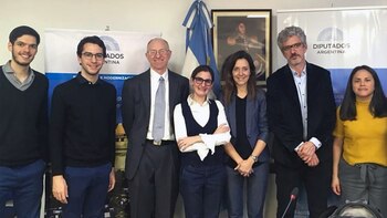 En el centro, Carolina Tchintian