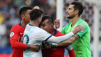 Ambos futbolistas fueron expulsados tras