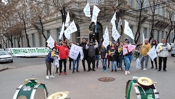 Vecinos y amigos esperaron frente al tribunal el fallo proclamando la inocenecia de Diego