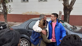 El abrazo de su familia, luego de un juicio que iba durar tres días y se resolvió en dos horas: “Absuelto”, dijeron los jueces