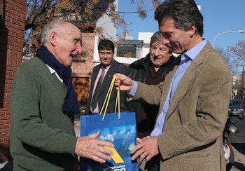 Junto al entonces presidente de Boca, Mauricio Macri, recibiendo un presente en el “Xentenario” del club