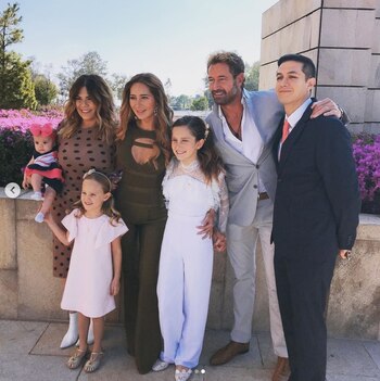 La pareja posó por primera vez en la primera comunión de su hija (Foto: Instagram )