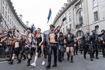 Miembros de la comunidad de lesbianas, gays, bisexuales y transexuales (LGBT) participan en el Desfile del Orgullo anual en Londres el 6 de julio de 2019.