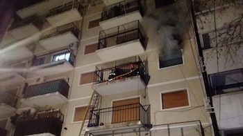 El incendio ocurrió en le tercer piso (Twitter: @EmergenciasBA)
