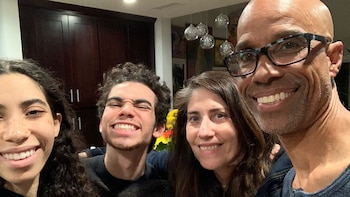 Con sus padres Libby y Victor, y su hermana Maya (IG: @thevictorboyce)