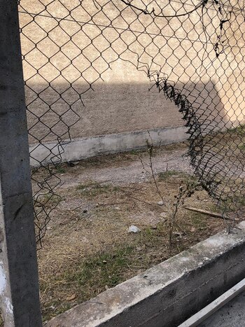 Los delincuentes rompieron una reja y cortaron el alambrado para escapar