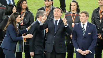 El festejo del presidente de Brasil, que luego de la entrega de premios celebró como un futbolista más (Foto: REUTERS/Sergio Moraes)
