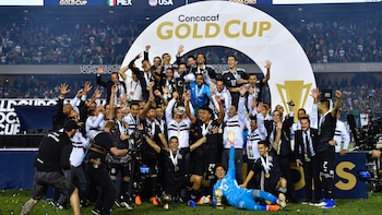 Los jugadores mexicanos celebran la