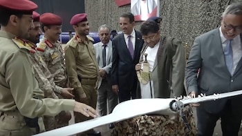 Militares y políticos hutíes inspeccionan