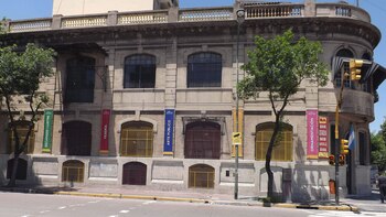 El edificio está situado sobre