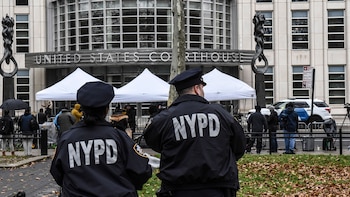 Miembros de la policía de Nueva York mientras los reporteros se reúnen fuera del Palacio de Justicia Federal de Brooklyn, donde Joaquín Guzmán Loera, el narcotraficante mexicano conocido como El Chapo, fue procesado el 13 de noviembre de 2018 (Stephanie Keith / The New York Times)
