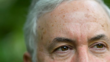 Joel Burcat es legalmente invidente