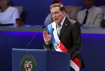 El nuevo presidente de Panamá, Laurentino Cortizo, se dirige a la audiencia luego de recibir la banda presidencial durante su toma de protesta en Ciudad de Panamá. (REUTERS / Erick Marciscano)