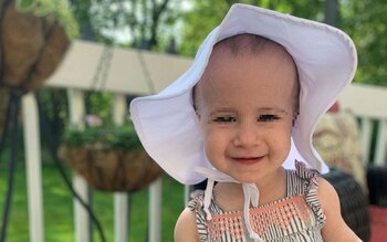 La niña, sus hermanos, padres