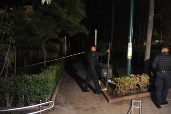 Dos personas en situación vulnerable perdieron la vida por quemaduras, al interior del parque Lira ubicado frente a la alcaldía de Miguel Hidalgo. (Foto: LUIS CARBAYO /CUARTOSCURO)