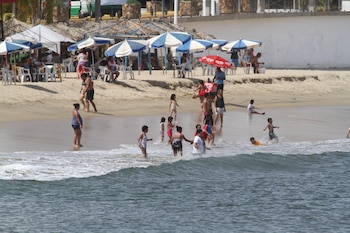 Cinco playas de Acapulco fueron