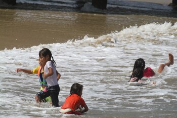 Los niños disfrutan del mar