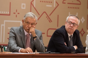 Carlos Urzúa (Derecha) renunció a