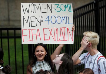 Un cartel que denuncia a