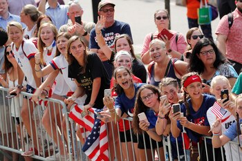 Miles de personas esperaron a