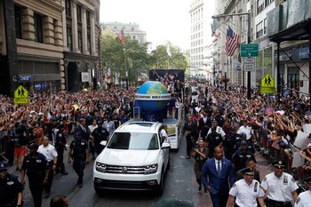 Masivo desfile por los festejos