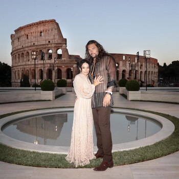 Jason Momoa (Aquaman) junto a