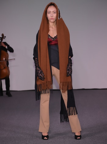 Bufandones y ponchos bordados fueron