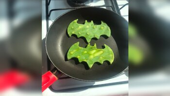 Juan Antonio Aguilar hacer los ‘batinopales’ con un molde (Foto: Twitter @muna_bargan)