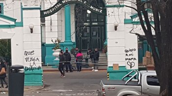 En la puerta del Hospital Muñiz se pintó el reclamo de los familiares ante el error en la entrega de dos cadáveres a los familiares