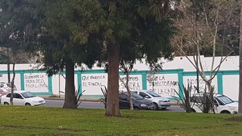 Las paredes del Hospital Muñiz aparecieron con pintadas de los reclamos de los familiares