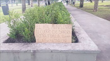 Carteles con los reclamos de los familiares ante el error del hospital