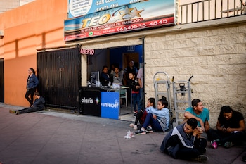 Una parada de autobús cerca