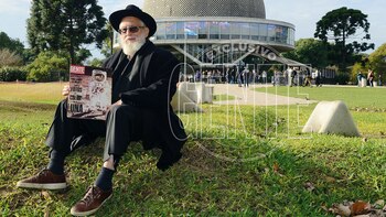 Friedman posa con la tapa