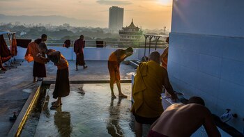 Monjes y novicios budistas en