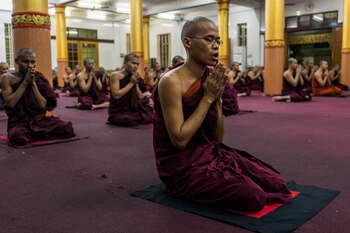 Monjes orando en el monasterio