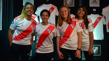 Integrantes del plantel femenino de River lució la nueva camiseta del club (Gustavo Gavotti)