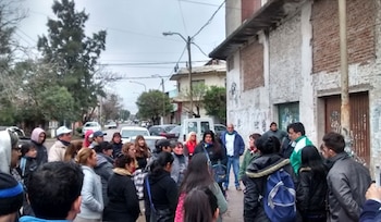 Los trabajadores realizan asambleas frente