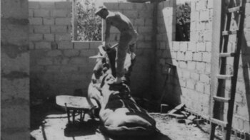 Trabajando en la escultura “Los