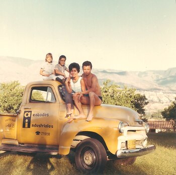 Lombana con su familia, su